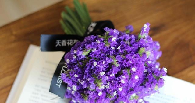 花开花谢，爱情长久（以寓意爱情长久的花为主题的文章）