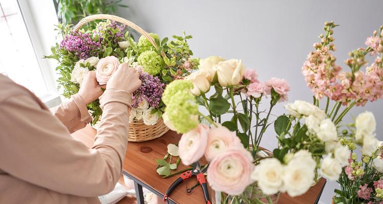 黄色粉色玫瑰花泥插花的含义是什么？