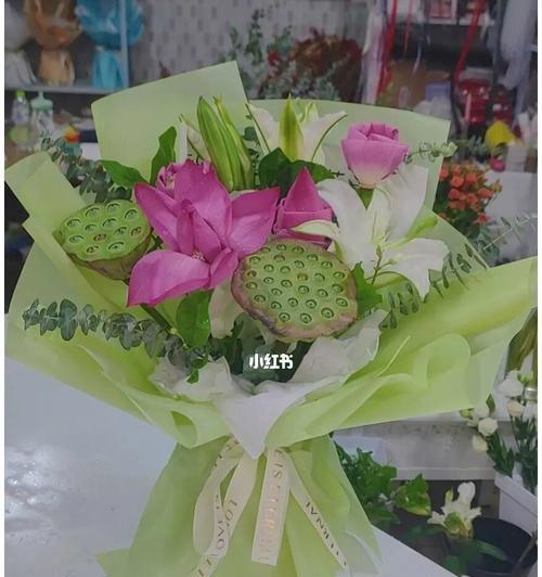 荷花与其它花搭配的含义是什么？荷花在花束中的象征意义是什么？