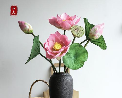 荷花与其它花搭配的含义是什么？荷花在花束中的象征意义是什么？