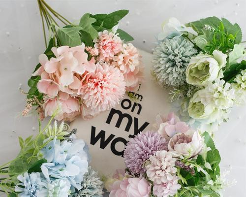 塑料花装饰的含义是什么？塑料花在家居中的象征意义？