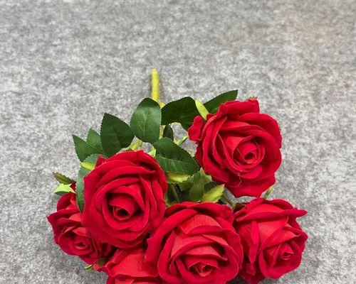 玫瑰花手捧花在婚礼中代表什么？它的寓意是什么？