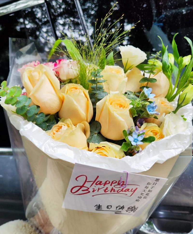 两个小束手捧花有何寓意？手捧花束的含义是什么？