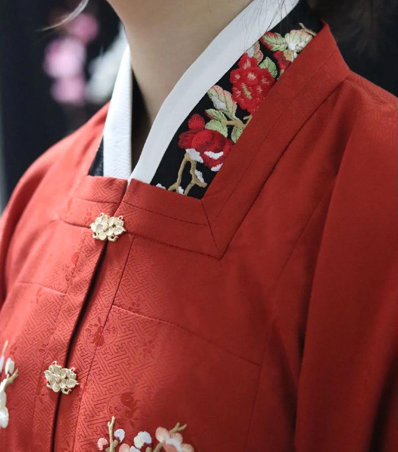 传统服饰上的花有什么寓意？