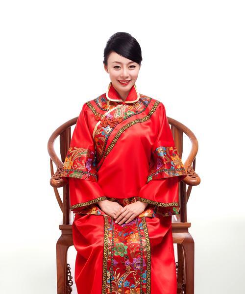 传统服饰上的花有什么寓意？