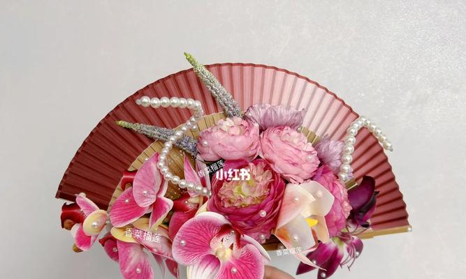 手捧花手持扇子有何特殊含义？它们的寓意是什么？