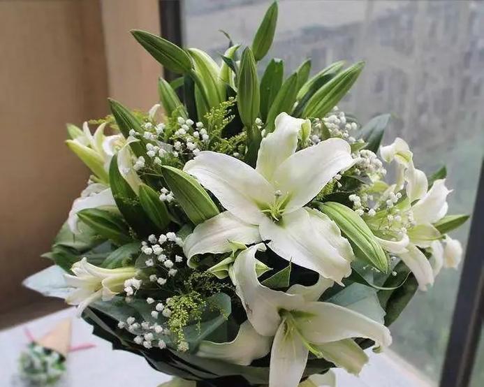 新娘手捧花丢出去有何意义？传统习俗背后的故事是什么？