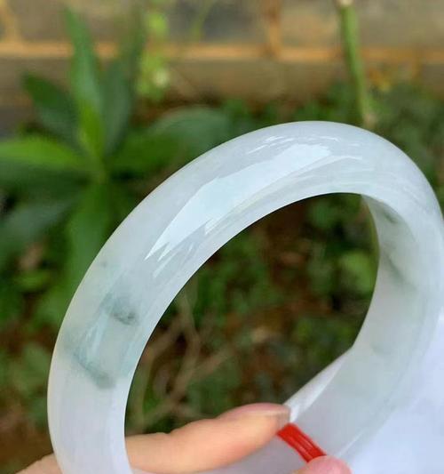 绿色飘花手镯代表什么？这种手镯的寓意有哪些？
