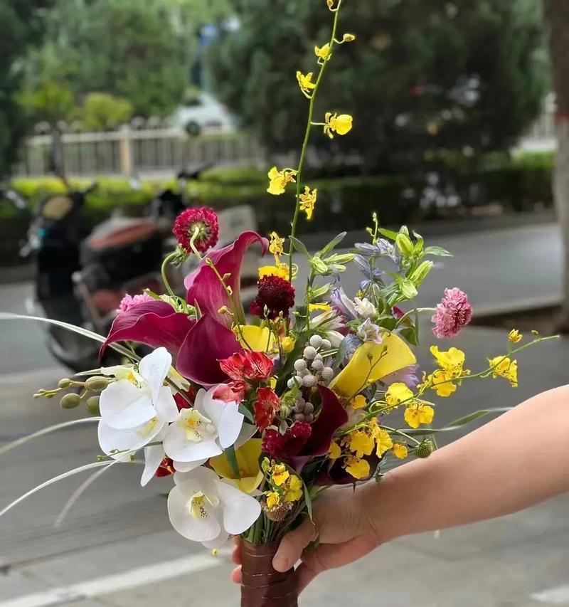 橙黄色圆形手捧花代表什么？橙黄色手捧花的含义是什么？