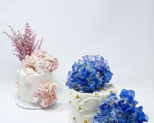 蓝色玫瑰蛋糕有何特别寓意？蛋糕中的花挤有何象征意义？