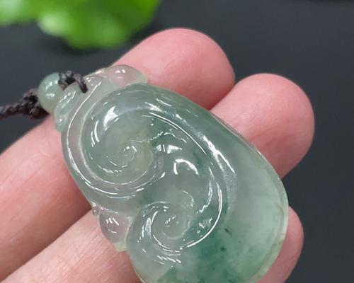 飘花和满色吊坠各自有何寓意？