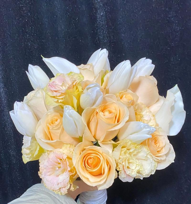新人送手捧花代表什么？手捧花在婚礼中的寓意是什么？