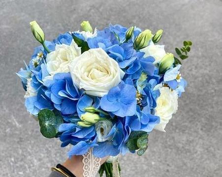 蓝色新娘手捧花象征什么？婚礼手捧花的寓意？