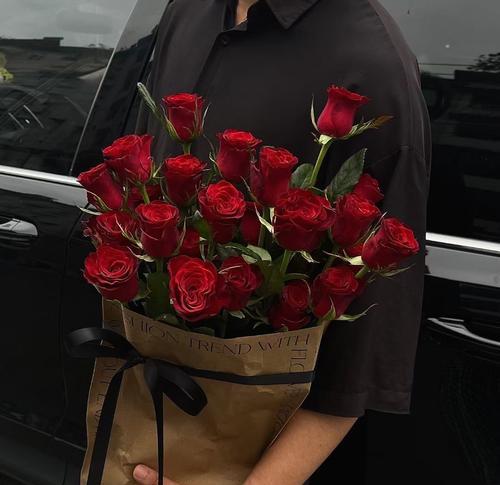 白色玫瑰花代表什么意义？送手捧玫瑰花的寓意是什么？