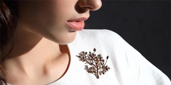 浪漫花语胸针的含义及其象征是什么？