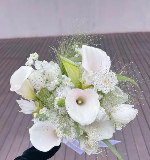 手捧花加爱丽棒的寓意是什么？手捧花加爱丽棒代表什么？